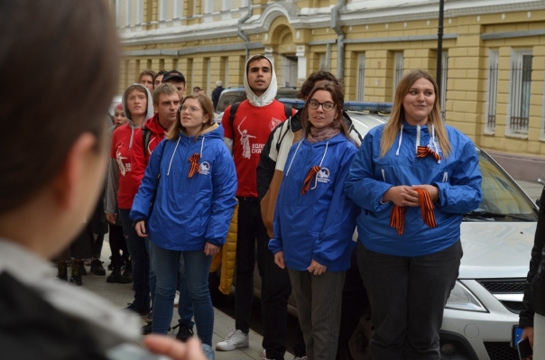 Волонтеры Победы спели у Посольства Латвии «Катюшу»